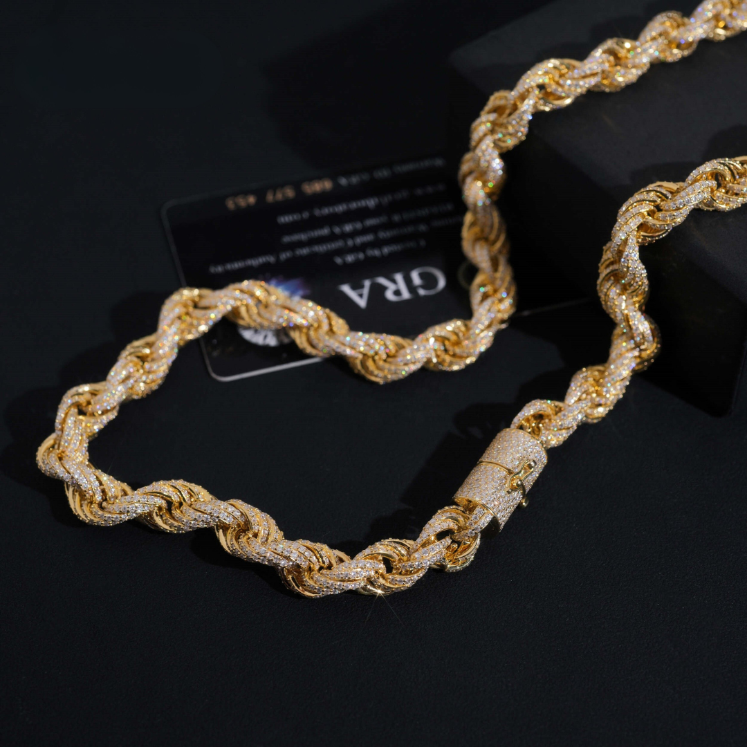 Gold chain necklace on a black background with 'Gra' branding.