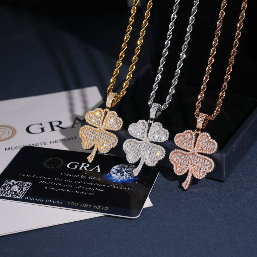 ICE OF LUCK VVS1 18K Gold Pendant