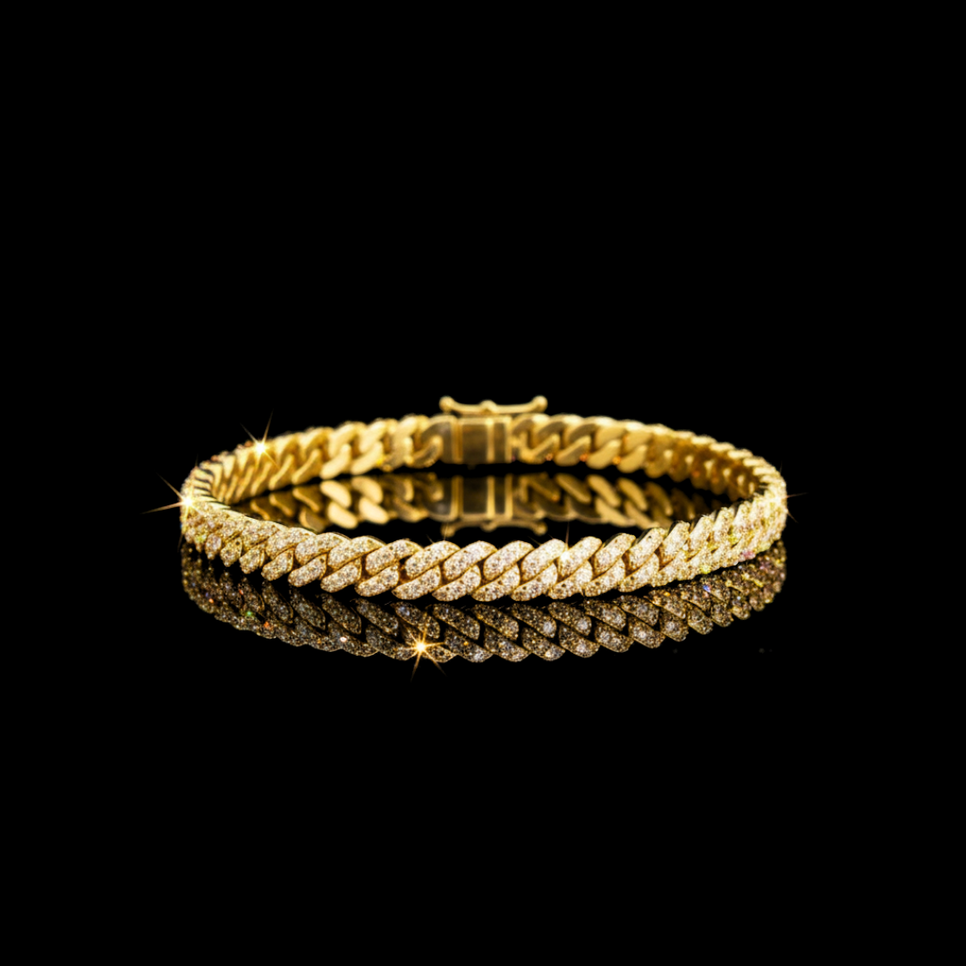 ROYAL ICE VVS1 18K Gold Cuban armband med handinfattade moissaniter, elegant och lyxig design.